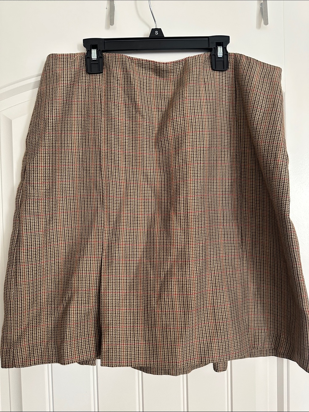 Classic Plaid A-Line Womenโs Skirt in Brown pleated vintage